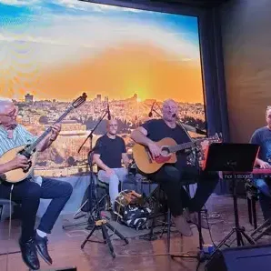 אמיר שרייבר והגרוב ביווני