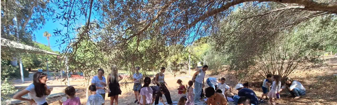 מסיק זיתים קהילתי בגינת מעוז אביב