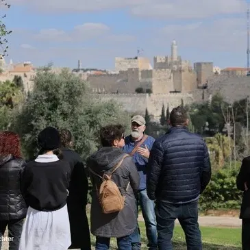סיור חוץ - על מבנים ואנשים - מסע בין זהויות בירושלים