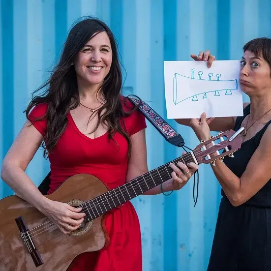 שיר נייר ומספריים | הצגה אורחת