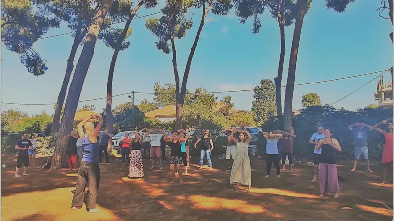 צ'י קונג בחורשת רידינג בתל אביב - גוף-נשימה-נוכחות