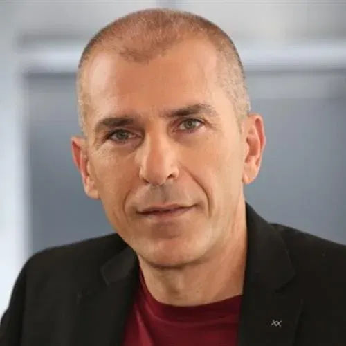 בועז טביב ולהקתו במופע יווני - בוטל