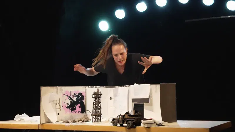 פסטיבל תיאטרון עכו - חוה"מ סוכות -מוגן כמו רחם - האולם האדום
