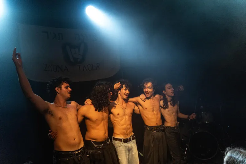 ציונה תג'ר >> במסגרת צבע סגול