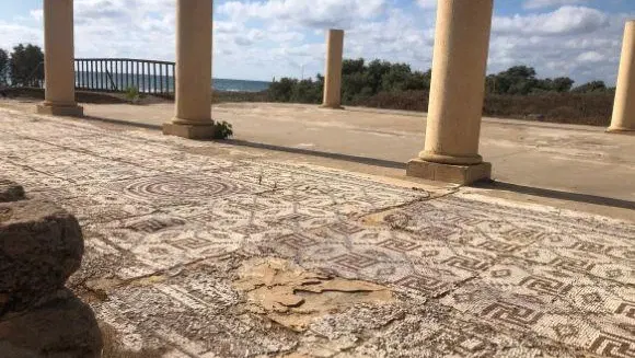 אל המקומות החבויים לאורך החוף – מסלול חופי של מפגשים, סיפורים מיוחדים וטעמים מול השקיעה