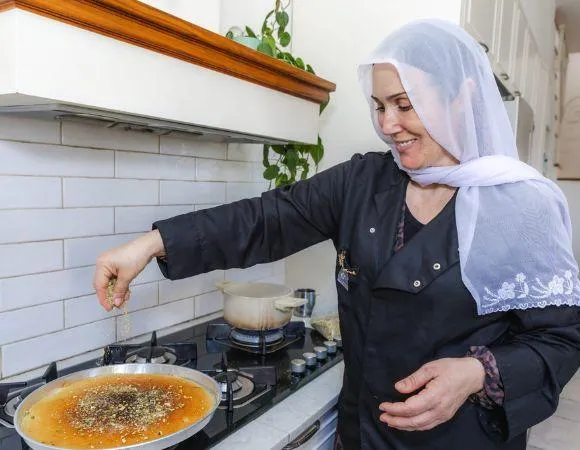 ערב דרוזי אותנטי בלב ההר – חוויה של טעמים, נוף ואווירה עם הבשלנית והקונדיטורית נוהאד ביסאן