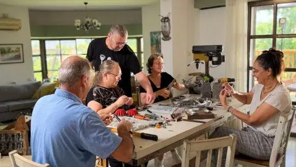 סדנת פיסול מחומרים בשימוש חוזר עם האומן יגאל רוזנבלט