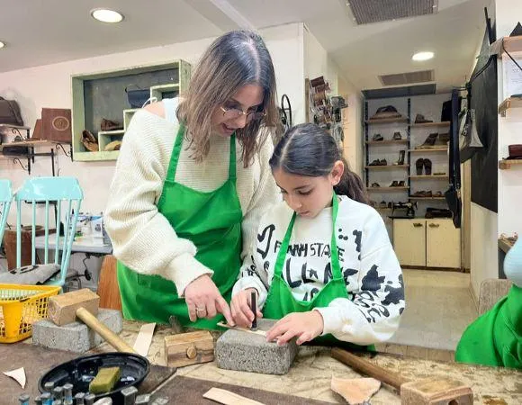 יוליארט – סדנת עבודת יד בעור למשפחות בסטודיו אומניה