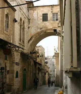 משפחה עם שיק: סיור בעקבות האב והבת בשער יפו וברובע הנוצרי