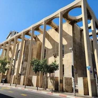 קודש וחול, אדריכלות ורכילות בבתי הכנסת התל־אביביים