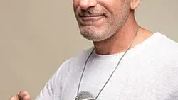 קובי מימון במופע סטנדאפ