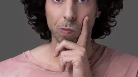 אורי חזקיה במופע סטנדאפ