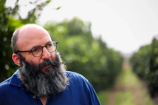 הדיי עפאים "מהשדה לצלחת ובחזרה" הרצאה על עבודת האדמה, על ארוחות ועל אהבה
