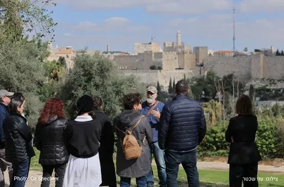 סיור חוץ - על מבנים ואנשים - מסע בין זהויות בירושלים
