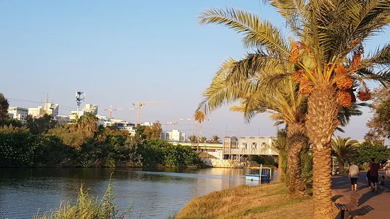 בכל זאת יש בה משהו: סיור בעקבות פרשיות העבר של תל אביב