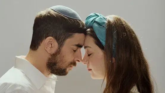 מי שסוכתו נופלת
