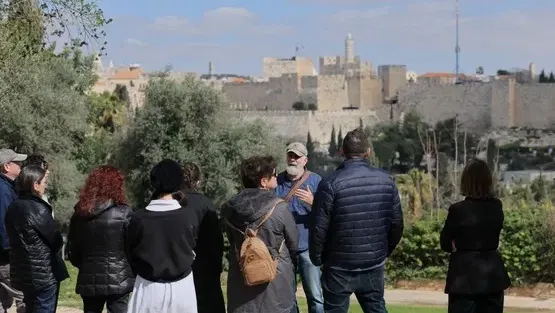 סיור חוץ - על מבנים ואנשים - מסע בין זהויות בירושלים
