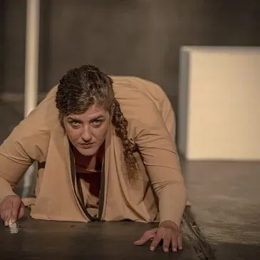 שייכת