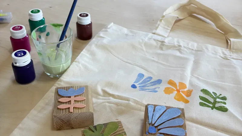 סדנת יצירת חותמות והדפסה על תיק בד