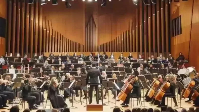 הנני - איה כורם ותזמורת המהפכה שרים לאונרד כהן