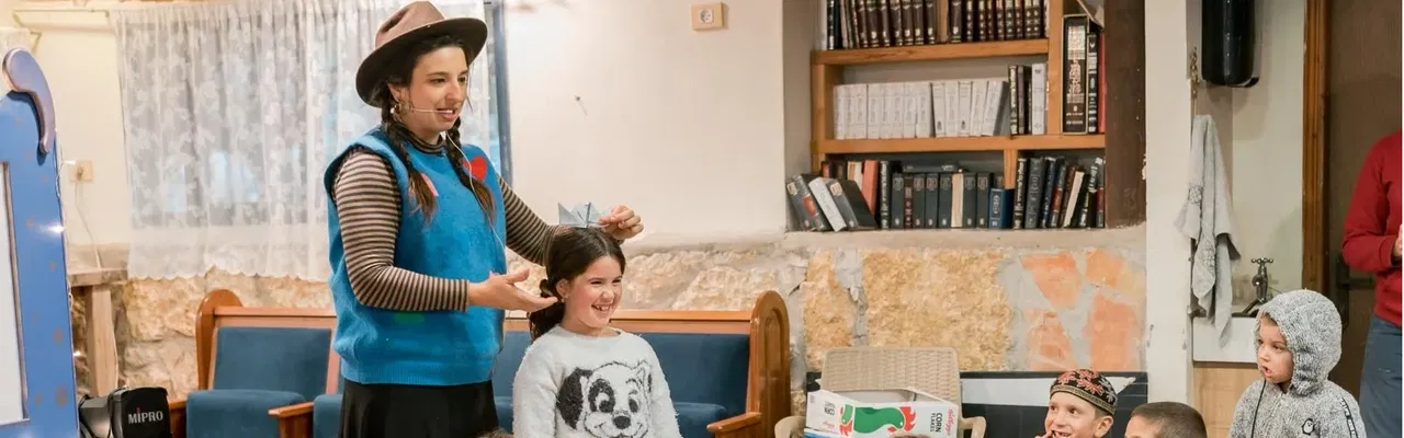 מתכוננים לסוכות בשוק ארבעת המינים - שעת סיפור מסביב לעולם עם תיאטרון איילושקה