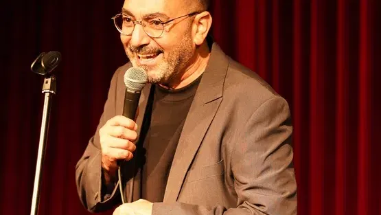 אורן זוזל במופע סטנד אפ