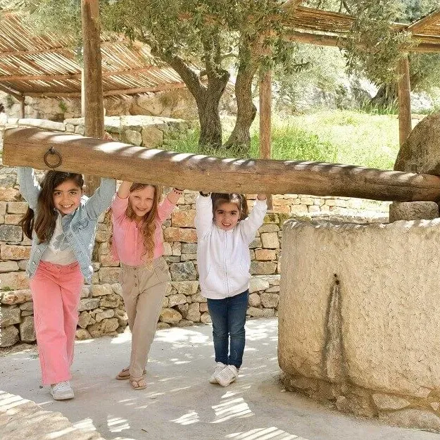 חגיגה בחווה בגיא