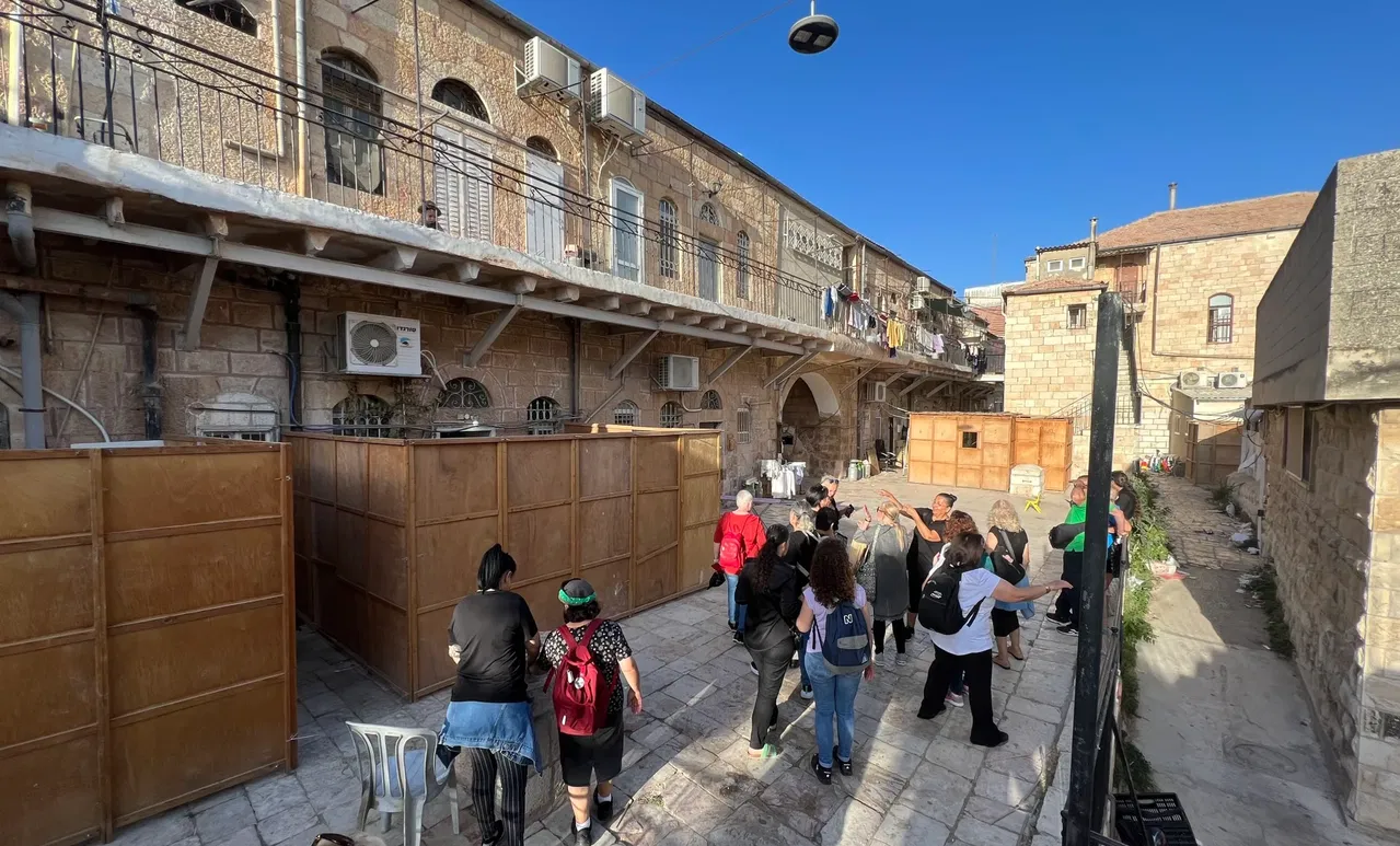 סוכות בחצרות החרדיות: סיור סוכות מזוית אחרת