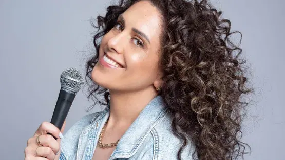 חגית גינזבורג במופע סטנדאפ