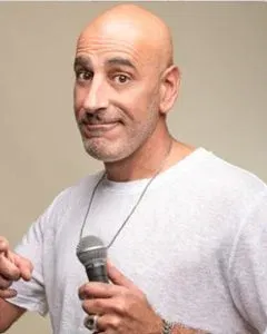קובי מימון במופע סטנד-אפ