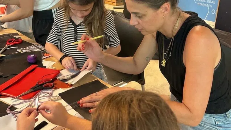 תופרים תיקים ואקססוריז משלטי חוצות שסיימו את תפקידם