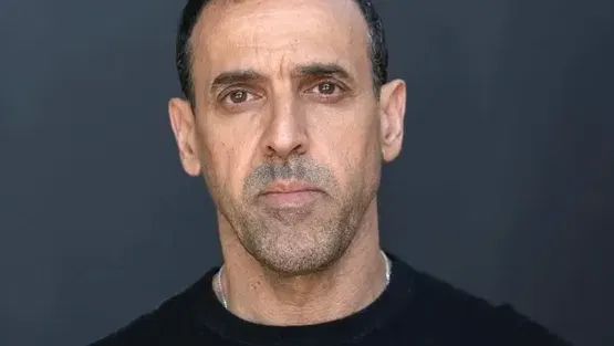 נעם חורב מארח את אלי שרעבי- "בארבע עיניים "