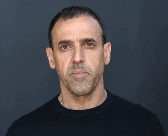 נעם חורב מארח את אלי שרעבי- "בארבע עיניים "