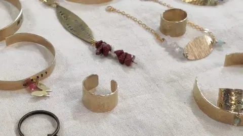 סדנת ריקועי תכשיטים