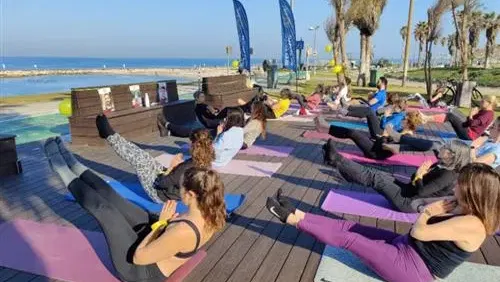 האטה יוגה במרכז קהילתי חוף תל ברוך