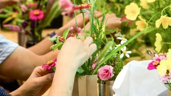 סדנת שזירת פרחים הורה וילד – בית לגדול טוב