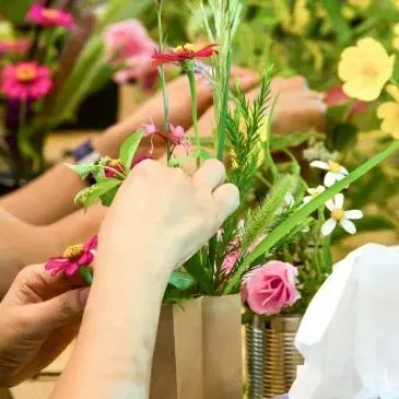 סדנת שזירת פרחים הורה וילד – בית לגדול טוב