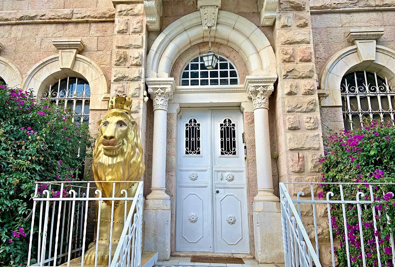 על סודות וארמונות: סיור בשכונת טלביה