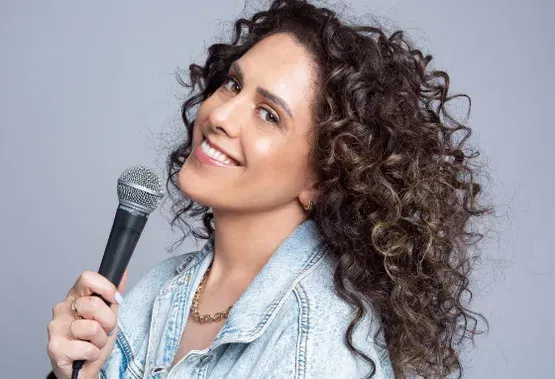 חגית גינזבורג במופע סטנדאפ