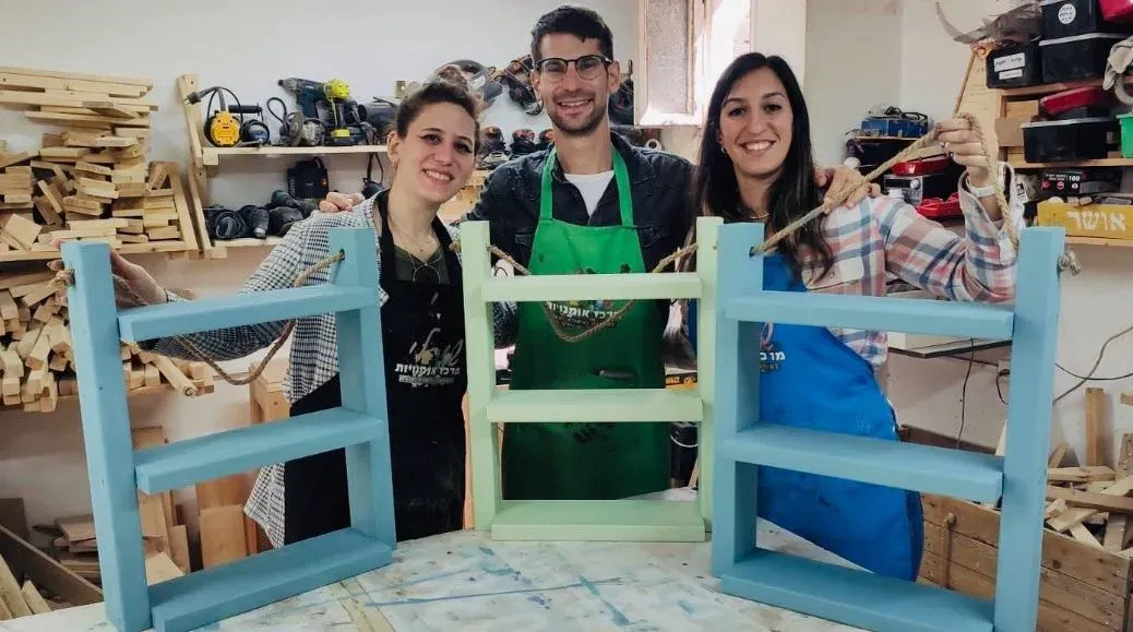 סדנת נגרות: סדנה ליצירת מדפי עץ הנתלים על חבל