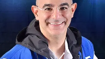 מני עוזרי במופע סטדנאפ בתאטרון הבית גולדה