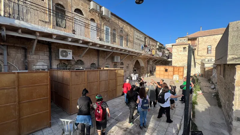 סוכות בחצרות החרדיות: סיור סוכות מזוית אחרת