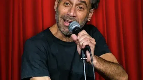 אדם שרון במופע סטנד אפ