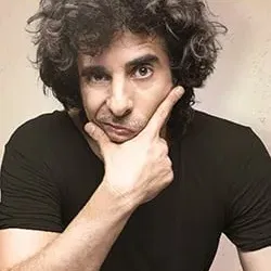 אורי חזקיה במופע סטנדאפ