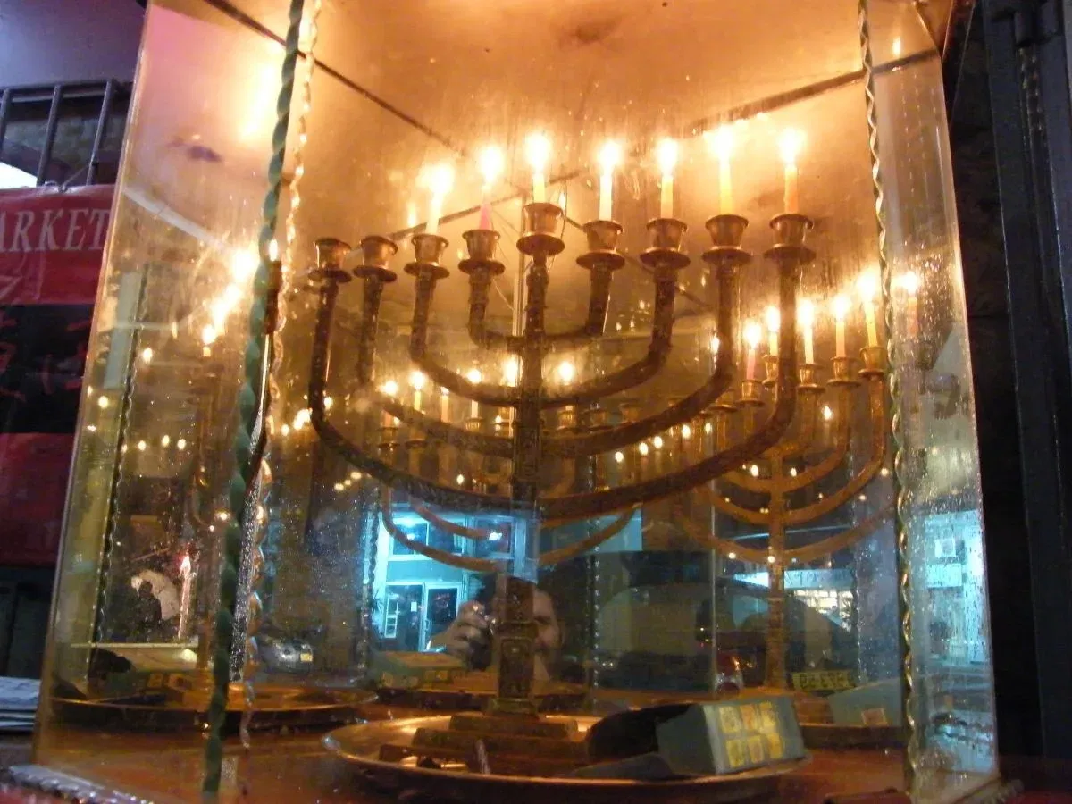 עיר עוטפת אור – סיור חנוכיות בסמטאות העיר העתיקה בירושלים