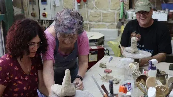 “יצירת אישה” – סדנת פיסול עם הפסלת ורדה יתום