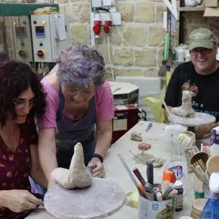 “יצירת אישה” – סדנת פיסול עם הפסלת ורדה יתום