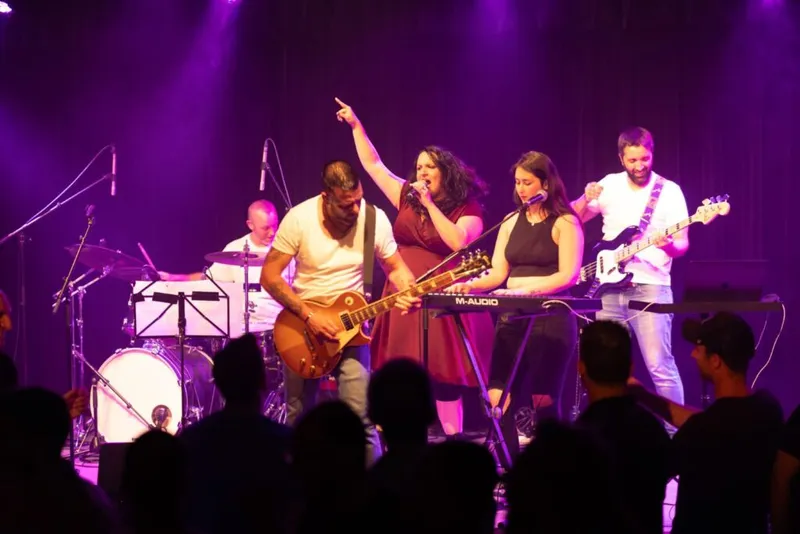 פתיבנד במחווה לרוק של שנות ה90 - מופע עמידה