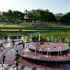 שעשועי מים מרעננים במזרקה המוזיקלית