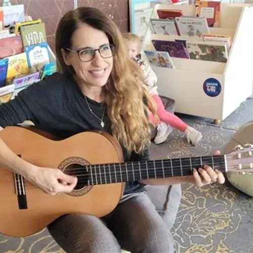 נעמי והגיטרה